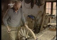 Der Letzte seines Standes? – Der 81-jährige Wagner Friedrich Kaiser aus Niederbayern baut noch einmal ein Rad - sein Letztes, so wie er es vor 65 Jahren bei seinem Meister gelernt hat.