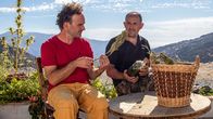 Zu Tisch ... – Zu Tisch Alpujarra – Spanien Marcos Perea und Juan Peña begutachten den getrockneten Hanf. Copyright: SRF/Berlin Producers Media/Alba Vivancos