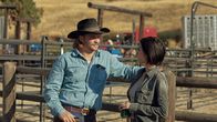 Yellowstone – Kayce Dutton (Luke Grimes, l.) und Monica Dutton (Kelsey Asbille, r.)