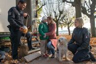 Notruf Hafenkante – Miriam Haller (Ursula Doll, 2.v.r.) ist glücklich, dass sie mit Hilfe von Melanie (Sanna Englund, r.) und Tarik (Serhat Cokgezen, l.) ihren Sohn Jasper (Tobias Garmsen, 2.v.l.) wiedergefunden hat.