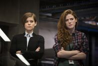 Das Morgan Projekt – Lee Weathers (Kate Mara, l.); Dr. Amy Menser (Rose Leslie, r.)