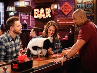 The Great Indoors – (v.l.n.r.) Jack Gordon (Joel McHale); Brooke (Susannah Fielding); Eddie (Chris Williams)