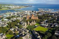 Die Inseln der Queen – Die St.-Magnus-Kathedrale dominiert das Bild der Hauptstadt Kirkwall.