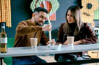 Almania – Yunus (Zejhun Demirov) versucht, ein Gespräch mit Schülermutter Jasmin (Negah Amiri) in eine verführerische Situation zu verwandeln. Wie soll er denn sonst zu einem Date kommen?