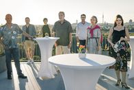 SOKO München – v.l.n.r.: Kriminaloberkommissar Franz Ainfachnur (Christofer v. Beau), Kriminaloberkommissar Dominik Morgenstern (Joscha Kiefer), Kriminaloberkommissarin Theresa Schwaiger (Mersiha Husagic), Erster Kriminalhauptkommissar Arthur Bauer (Gerd Silberbauer), Dr. Weissenböck (Florian Odendahl), Kriminaldirektorin Kreiner (Ilona Grübel) und Billie Curio (Sina Reiß).