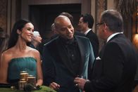 Extended Family – Julia Mariano (Abigail Spencer, l.); Trey Taylor (Donald Faison, Mitte)