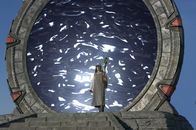 Stargate – Ein Prior der Ori (Larry Cedar, re.) taucht auf einem der Planeten auf, die von den Menschen geschützt werden. Er predigt von neuen Göttern...