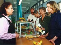 In aller Freundschaft – MDR Fernsehen IN ALLER FREUNDSCHAFT FOLGE 151, "Leben für den Augenblick" Uhr. In der Sachsenklinik verbreitet sich das Gerücht, dass Friedrich wahrscheinlich nicht mehr lange zu leben habe. Als Frau Marquardt (Alexa Maria Surholt) und Barbara (Uta Schorn) es Charlotte (Ursula Karusseit, links) erzählen, ist sie fassungslos...