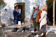 Die Rosenheim-Cops – Der Chef des Toten, Gregor Westphal (Ingo Abel, l.), wird von den Kommissaren Stadler (Dieter Fischer, M.) und Danner (Katharina Abt, r.) zu seinem Alibi befragt.