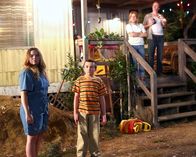 The Middle – (v.l.n.r.) Tanya (Teresa Ornelas); Brick (Atticus Shaffer); Sandy (Dale Dickey); Phil (Courtney Gaines)