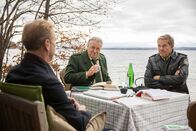 Hubert ohne Staller – Hubert (Christian Tramitz, r.) und Girwidz (Michael Brandner, M.) interviewen Professor Reinfreid Gluck (Oliver Stritzel, l.), einen Kollegen des Toten. Hat er was mit dem Mord zu tun?