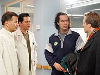 In aller Freundschaft – In der Klinik werden Falko Streibel (Lutz Blochberger, re.) und Trainer Hüsche (Silvan-Pierre Leirich, 2.v.re.) von Dr. Heilmann (Thomas Rühmann, li.) und Dr. Brentano (Thomas Koch, 2.v.li.) aufgeklärt, dass Ingmar keineswegs entlassen wurde, sondern getürmt ist.