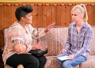 Mom – Nora (Yvette Nicole Brown, l.); Christy (Anna Faris, r.)