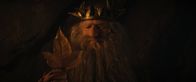 Der Herr der Ringe: Die Ringe der Macht – Zwergenkönig Durin III. (Peter Mullan) ist verärgert über das eigenmächtige Handeln seines Sohnes.