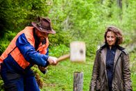 Heimatleuchten – Um sich auf das Leben auf der Alm vorzubereiten, muss Stefanie erst mal einen einwöchigen Sennerinnenkurs belegen. Hier lernt sie unter anderem das richtige melken, Umgang mit Tieren und den Bau von Begrenzungszäunen