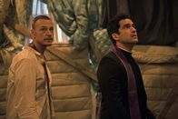 The Exorcist – Als Pater Marcus (Ben Daniels, l.) und Pater Tomas (Alfonso Herrera, r.) mit dem Exorzismus beginnen, ahnen sie nicht, dass der Dämon schon längst auf sie wartet ...