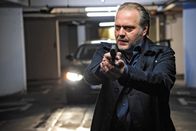 Der Alte – Hauptkommissar Voss (Jan-Gregor Kremp) wird zu einer Geiselnahme gerufen und versucht vor Ort die angespannte Lage zu beruhigen. Als die Situation zu eskalieren droht, trifft Voss eine folgenschwere Entscheidung?