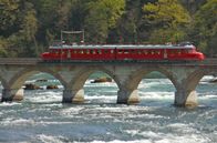 Eisenbahn-Romantik – Der Churchill-Pfeil am Rheinfall in Schaffhausen auf einer seiner Stammcharterstrecken.