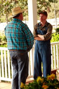 Modern Family – L-R: Cameron Tucker (Eric Stonestreet), Mitchell Pritchett (Jesse Tyler Ferguson)