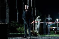 Tatort – Max Ballauf (Klaus J. Behrendt) kann nicht schlafen und läuft nachts durch das verlassene Dorf.
