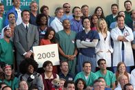 Scrubs - Die Anfänger – v.l.: Janitor (Neil Flynn), Carla Espinosa (Judy Reyes), Chris Turk (Donald Faison), John "J.D." Dorian (Zach Braff), Elliot Reid (Sarah Chalke), Perry Cox (John C. McGinley)