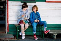 Mein Lotta-Leben - Alles Bingo mit Flamingo – Lotta (Meggy Hussong, r.) und Cheyenne (Yola Streese, l.) lieben Pommes mehr als rosa Kitsch-Törtchen.