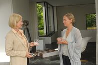 SOKO Stuttgart – Martina Seiffert (Astrid M. Fünderich, l.) befragt Stefanie Keuerleber (Niki Finger, r.) zu ihrem Verhältnis zu ihrem Mann. Laut der Nachbarn stand es nicht gut um ihre Ehe.