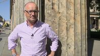 SMS - Schwanke meets Science – Karsten Schwanke am Säulengang vor dem Neuen Museum in Berlin. Die Säulen zeigen noch deutlich die Einschusslöcher aus dem Zweiten Weltkrieg.