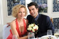 Sturm der Liebe – ARD STURM DER LIEBE FOLGE 1646 Uhr im ERSTEN. Hochzeit: Natascha (Melanie Wiegmann, l.) und Konstantin (Moritz Tittel, r.) beim Hochzeitsessen von Doris' und Werners Hochzeit.