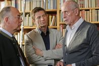 Die Rosenheim-Cops – Dass der Antiquar Weimar (Heinz Trixner, re.) angeblich nichts über das alte Notenblatt weiß, zweifeln Kommissar Hansen (Igor Jeftic, m.) und Polizeichef Achtziger (Alexander Duda, li.) an.