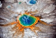 Yellowstone – Der Yellowstone-Nationalpark ist größer als so mancher Bundesstaat der USA - und einer der letzten unberührten Naturräume der Welt. Yellowstone ist geprägt vom Gegensatz zwischen Feuer und Eis: Vulkanische Aktivität im Untergrund sorgt für heiße Quellen auch im Winter - während die Landschaft ringsum bei 40 Grad unter Null in Frost und Kälte erstarrt. Die winterlichen Bedingungen machen den Bewohnern zu schaffen: Ob Bisons, Elche oder Wapiti-Hirsche, Wölfe oder Kojoten, Füchse oder Otter - diese dreiteilige Serie, die als Koproduktion von BBC, Discovery Channel und ORF realisiert wurde, porträtiert das Leben der Tiere im ältesten Nationalpark der Welt. Eine Dokumentation von Andrew Murray.