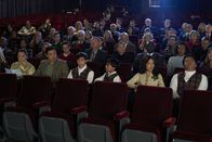Fresh off the Boat – v.l.n.r.) Grandma Huang (Lucille Soong); Louis Huang (Randall Park); Emery Huang (Forrest Wheeler); Evan Huang (Ian Chen); Jessica Huang (Constance Wu); Eddie Huang (Hudson Yang)