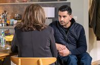 In aller Freundschaft – Dr. Ilay Demir (Tan Caglar, r.) muss sich durchringen, seiner Mutter Hatice (Meral Perin, l.) die Wahrheit zu sagen. Doch Hatice akzeptiert diese Entscheidung nicht.