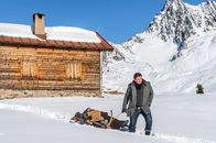 Der Bergdoktor – Auf einem alten Schlitten will Martin (Hans Sigl, r.) Lisa (Henriette Richter-Röhl, l.) ins Tal bringen. Es ist die einzige Chance, das Leben der jungen Frau zu retten.