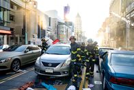9-1-1 Notruf L.A. – L-R: Evan 'Buck' Buckley (Oliver Stark), Bobby Nash (Peter Krause), Howie 'Chimney' Han (Kenneth Choi), Eddie Diaz (Ryan Guzman) und Henrietta 'Hen' Wilson (Aisha Hinds)