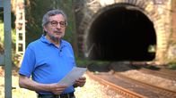 Eisenbahn-Romantik – Eisenbahnexperte Rudolf Röder vor dem Gäubahntunnel durch den Kriegsberg in Stuttgart. Er wurde 1876 fertig gestellt.