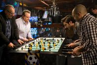 Modern Family – Jay Pritchett (Ed O'Neill, l.), Cameron Tucker (Eric Stonestreet, 2.v.l.),
