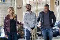 Navy CIS: L.A. – Während Sam Undercover ermittelt, um einen Drogenbaron dingfest zu machen, sollen Callen (Chris O'Donnell, r.) und Anna (Bar Paly, l.) Asakeem (Sammy Sheik, M.) überführen. Doch dessen Brüder versuchen alles, um dies zu verhindern ...