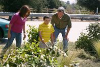 The Middle – Frankie (Patricia Heaton, l.), Brick (Atticus Shaffer, M.) und Mike (Neil Flynn, r.) gemeinsam auf engstem Raum: Da ist eine Menge Ärger vorprogrammiert ...
