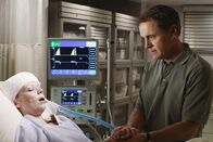 Desperate Housewives – Die Nachricht von Beths (Emily Bergl, l.) Selbstmord schockiert die ganze Nachbarschaft, besonders Susan, als sie von Beths Nierenspende erfährt. Paul (Mark Moses, r.) allerdings will nicht, dass die Herz-Lungen-Maschine, an der seine Frau hängt, abgeschaltet wird und Susan Beths Niere bekommt ...