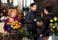 Rote Rosen – ARD ROTE ROSEN FOLGE 1925 Uhr im ERSTEN. Merle (Anja Franke, r.) ist schwer beeindruckt als Justus (Norman Kalle, M. mit Madeleine Lierck-Wien, l.) sie bittet ihn zu entlassen, um ihre Freundschaft mit Gunter nicht zu gefährden.