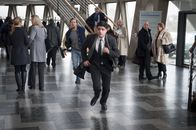 Der letzte Bulle – Bei einem Banküberfall in Essen wird eine junge Angestellte erschossen und Micks Tochter Isa als Geisel genommen. Mick (Henning Baum, M.l.) und Andreas (Maximilian Grill, M.r.) eilen sofort zum Tatort ...