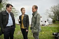 Die Toten vom Bodensee – Am Tatort angelangt erfahren die Ermittler Hannah Zeiler (Nora Waldstätten, M.) und Micha Oberländer (Matthias Koeberlin, r.) von ihrem Kollegen Thomas Komlatschek (Hary Prinz, l.), dass das Opfer noch lebt und ins Krankenhaus gebracht wird. Ist der Sohn des Opfers aber wirklich dem Krankenwagen gefolgt?