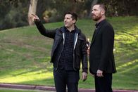 Brooklyn Nine-Nine – Jake Peralta (Andy Samberg, l.); Kevin (Marc Evan Jackson, r.)
