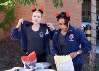 Chicago Fire – Chicago Fire Eine Minute - One Minute Staffel 1, Episode 4 Happy Halloween: Lauren German als Leslie Shay, Monica Raymund als Gabrielle Dawson