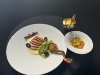 Restaurantlegenden – Taube am Teller im Restaurant Schwarzer Adler von Johannes Nuding, in Hall