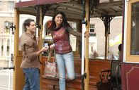 Call Center - Bei Anruf Liebe – Granger Woodruff (Jesse Metcalfe, l.) erlebt eine wunderbare Zeit mit Jennifer David (Shriya Saran, r.) aus San Francisco. Was Granger nicht weiß: Jennifer heißt eigentlich Priya und arbeitet in einem Callcenter in der indischen Metropole Mumbai.