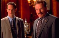Monk – Sind vom Anblick des fettleibigen Dale Biederbeck geschockt: Lt. Randall Disher (Jason Gray-Stanford, l.) und Captain Leland Stottlemeyer (Ted Levine, r.)