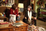 The Middle – Frankie (Patricia Heaton, l.) ist überrascht, dass Brick (Atticus Shaffer, r.) sich auf einmal ganz anders verhält als sonst. Liegt das möglicherweise an den Unmengen von Süßigkeiten, die er in letzter Zeit verspeist? Unterdessen erhält Sue ihren Lehrführerschein und darf endlich Autofahren lernen ...