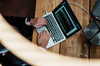 Der Autokraten-Code – Am Computer: Mittels frei zugänglicher KI-Programme wird ein künstlicher Politiker für Deutschland geschaffen.